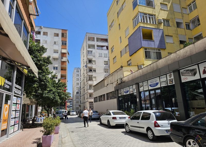 Ambient per shitje prane Ktheses se Kamzes