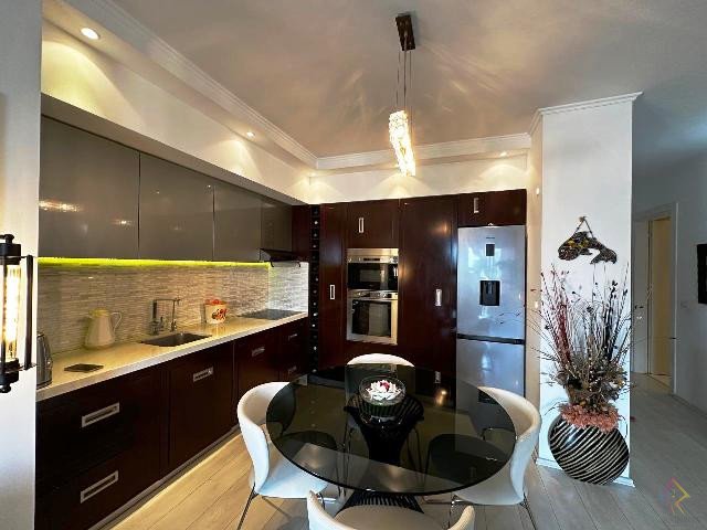 Shitet apartament 2+1 prane Liqenit