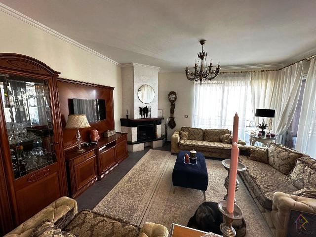 Shitet apartament i bukur mbi Kopeshtin Botanik