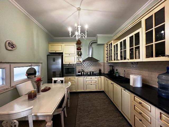 Shitet apartament i bukur mbi Kopeshtin Botanik