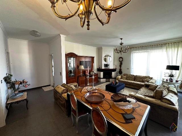 Shitet apartament i bukur mbi Kopeshtin Botanik