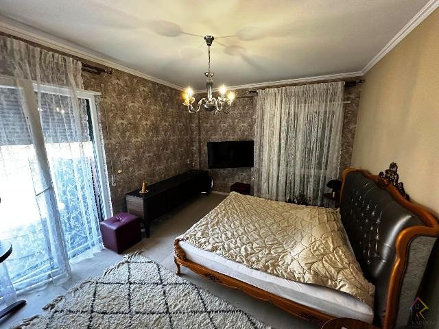 Shitet apartament i bukur mbi Kopeshtin Botanik