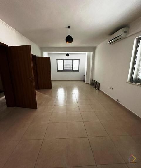 Godine biznesi per qira prane rruges se Elbasanit