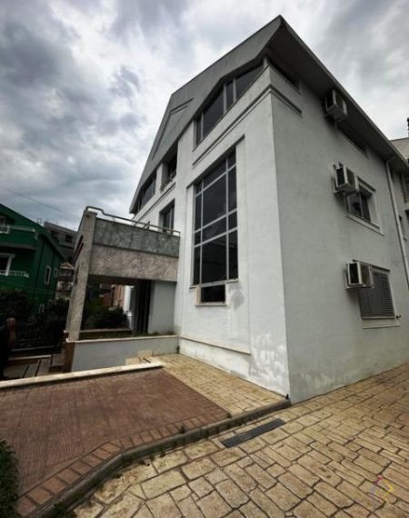 Godine biznesi per qira prane rruges se Elbasanit