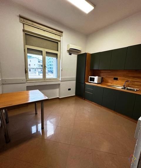 Ambient komercial per qira ne ishbllok