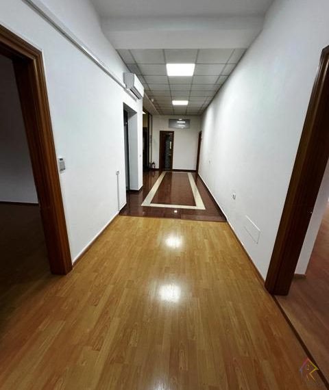 Ambient komercial per qira ne ishbllok