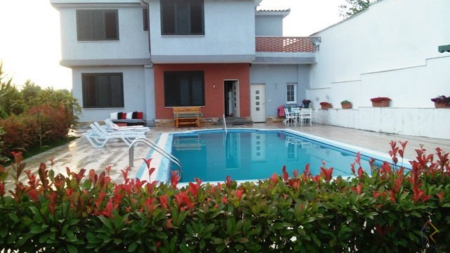 Shitet vile private me pishine ne Priske