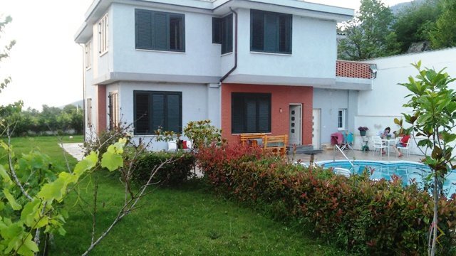 Shitet vile private me pishine ne Priske