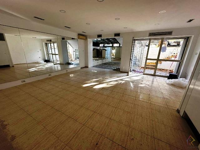 Dyqan per qira prane RTSH-se