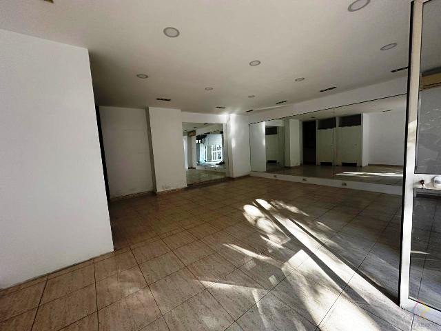 Dyqan per qira prane RTSH-se