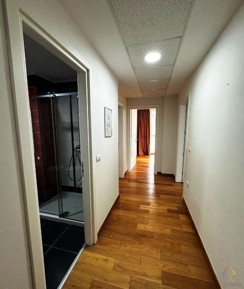 Shitet 3+1 prane Stadiumi Arena