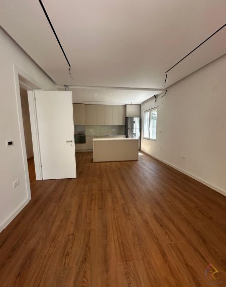 Shtepi private me qira prane rruges se Elbasanit