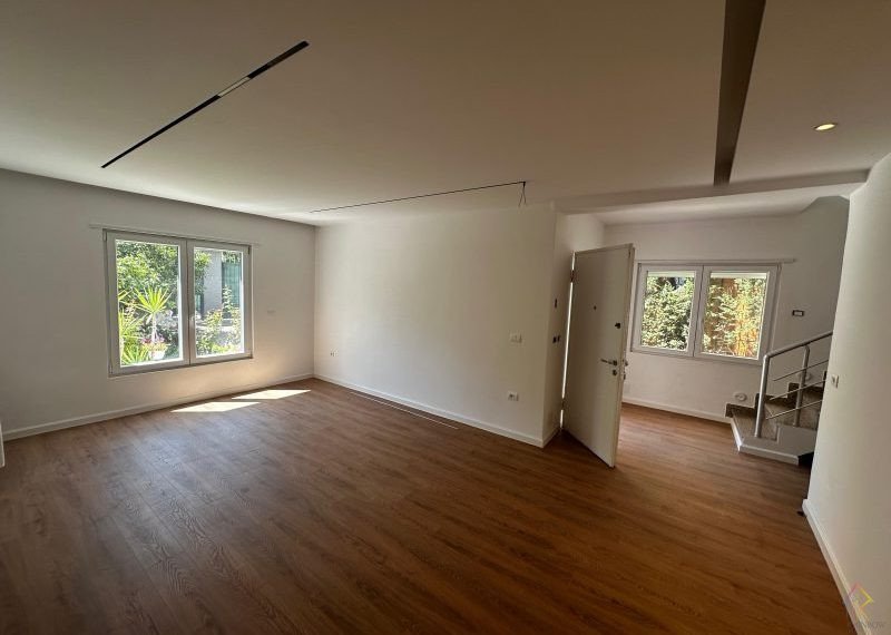 Shtepi private me qira prane rruges se Elbasanit