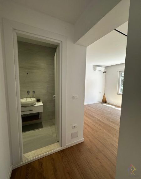 Shtepi private me qira prane rruges se Elbasanit