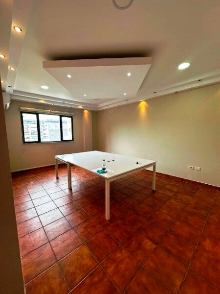 Shitet apartament 4+ prane Librit Universitar