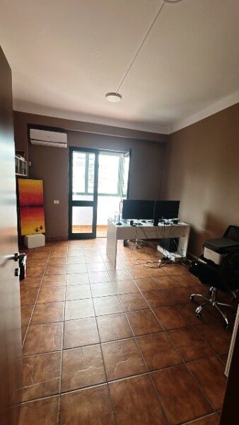 Shitet apartament 4+ prane Librit Universitar